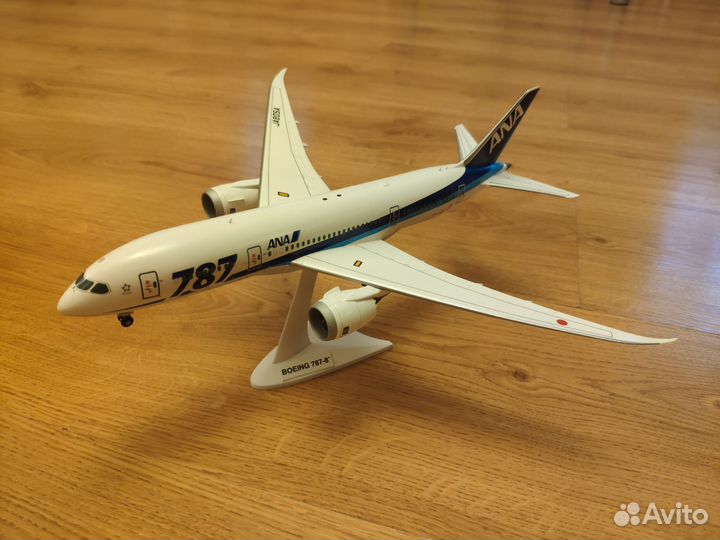 Модель самолета В787, масштаб 1/200