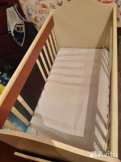Детская кроватка с маятником и двумя ящиками
