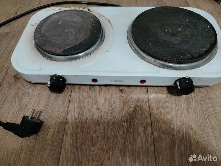 Продам эл плиту. работает одна конфорка