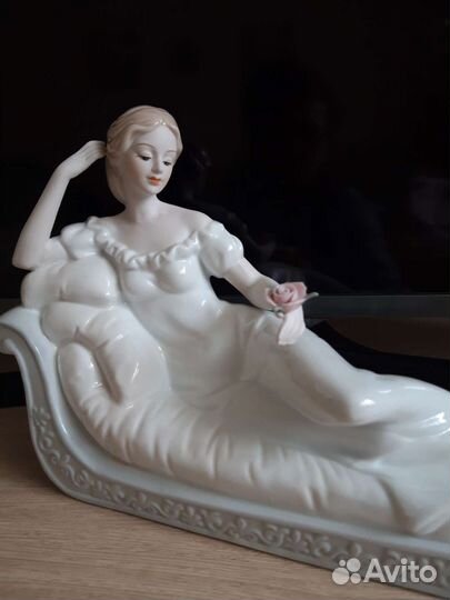 Коллекционная статуэтка Дама фарфор