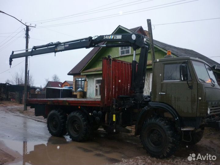 Доставка новгородская область. КАМАЗ 4310 С манипулятором. КАМАЗ Фискарс лесовоз 4310. МАЗ 4310 С манипуляьором. КАМАЗ 4310 лесовоз с КМУ.