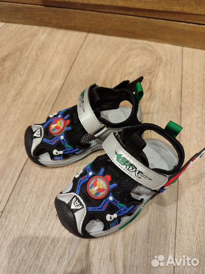 Сандали детские с подсветкой, оказались малы