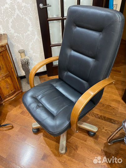 Офисное кожаное кресло бу