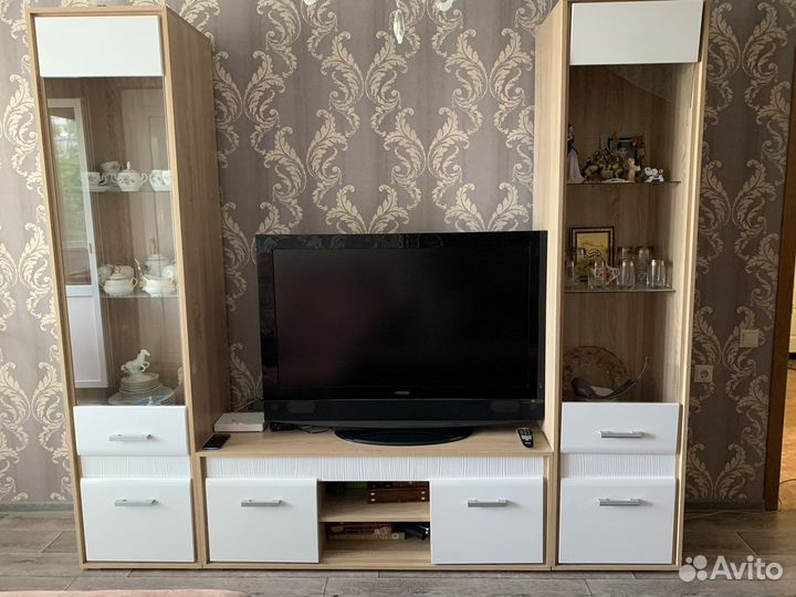 Две ветрины и туба под тв