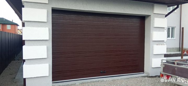 Секционные подъемные ворота в гараж