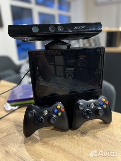 Xbox 360 e,киннект и 2 геймпада+игры