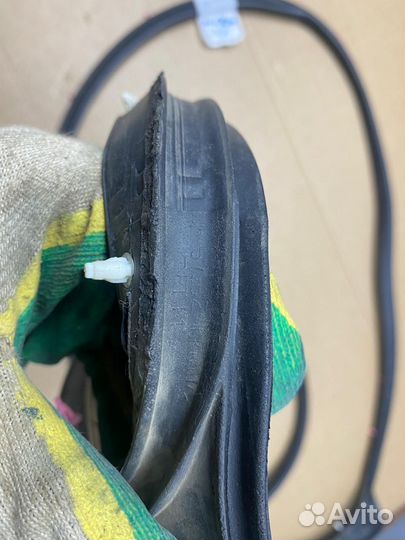 Уплотнитель передней левой двери Hilux 7 Рест