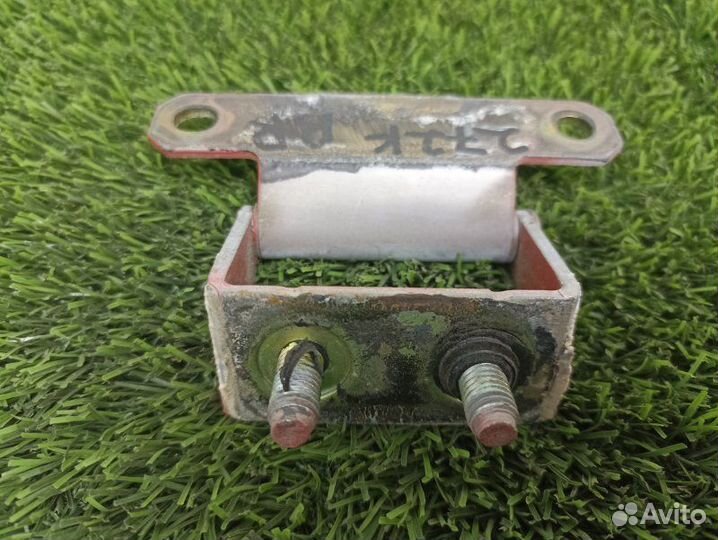 Петля крышки багажника задняя правая Nissan Almera