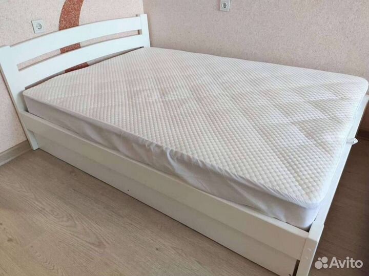 Кровать из дерева
