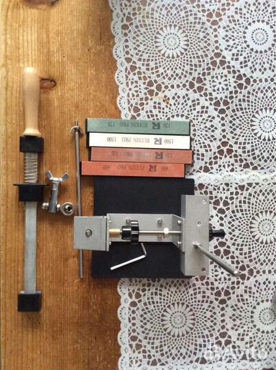 Точилка с поворотным механизмом из металла. 4 камн