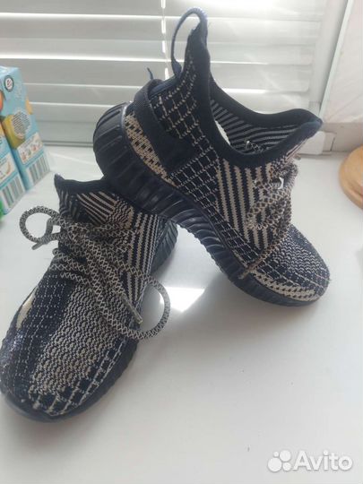 Кроссовки изики детские