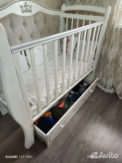 Детская кроватка с маятником