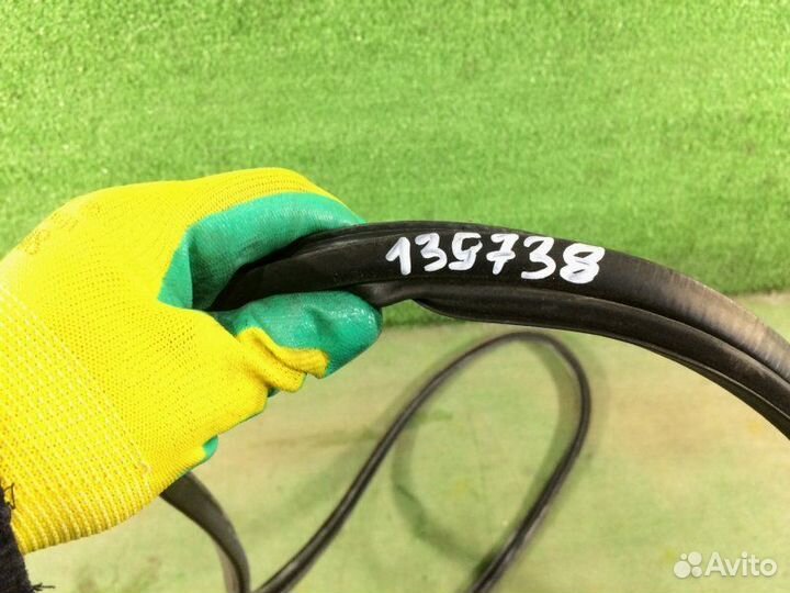 Уплотнительная резинка двери багажника Subaru