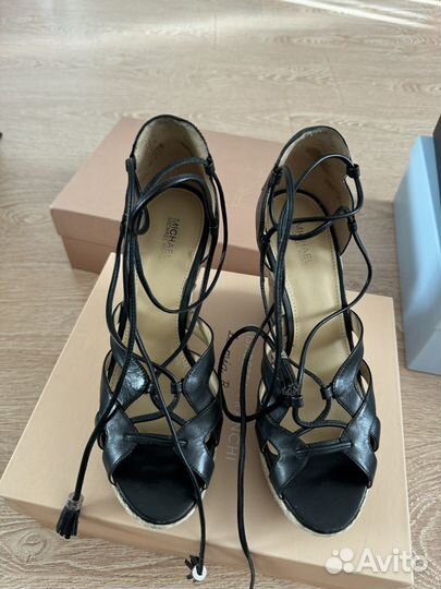 Босоножки с завязками 38