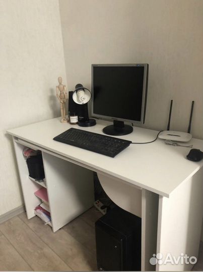 Письменный стол белый