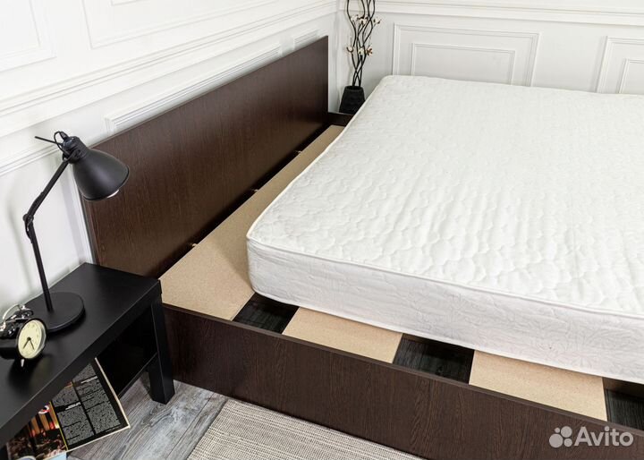 Кровать с матрасом
