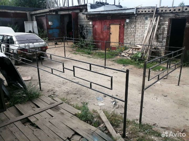 Ограда для кладбище, кресты, лавочки