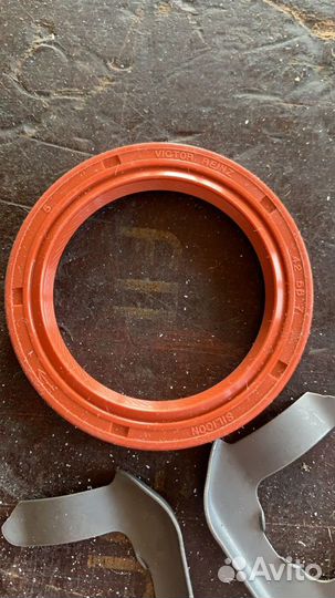 Сальник распредвала передний victor reinz