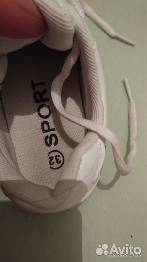 Кроссовки спортивные