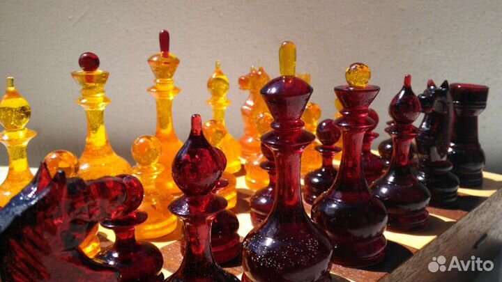 Шахматы янтарный цвет