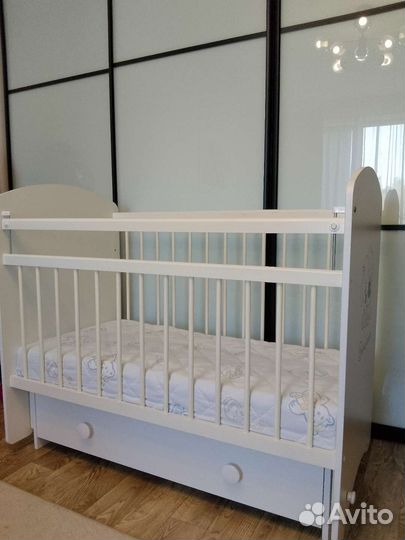 Детская кроватка с маятником и ящиком