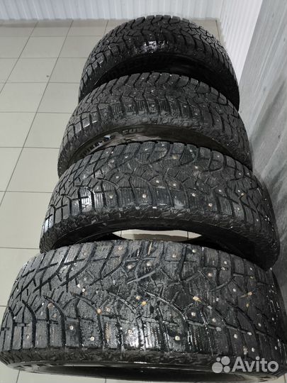 Bridgestone Blizzak Spike-02 SUV 215/65 R16 98T