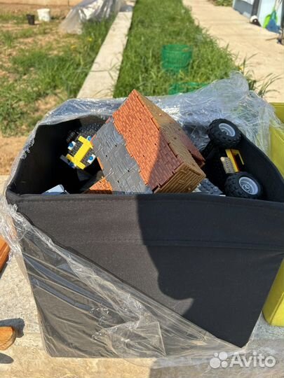 Огромная коробка lego