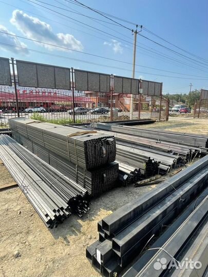 Продавец стротельных материалов