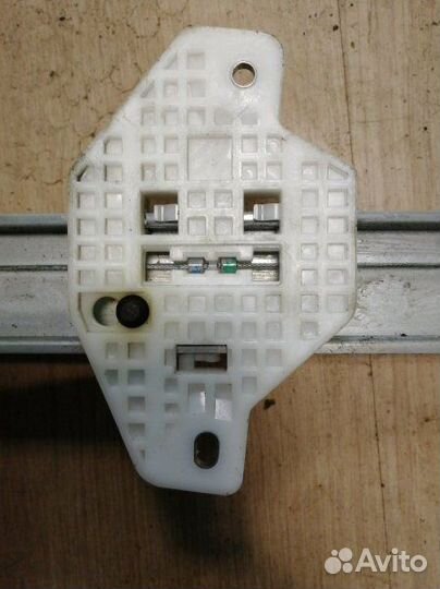 Стеклоподъемник передний правый Kia Rio 3 хетчбек