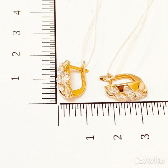 Золотые серьги с камнем