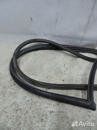 Уплотнитель двери передний левый Toyota Allex 2001