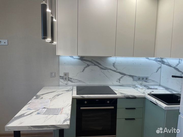 Угловая зеленая кухня