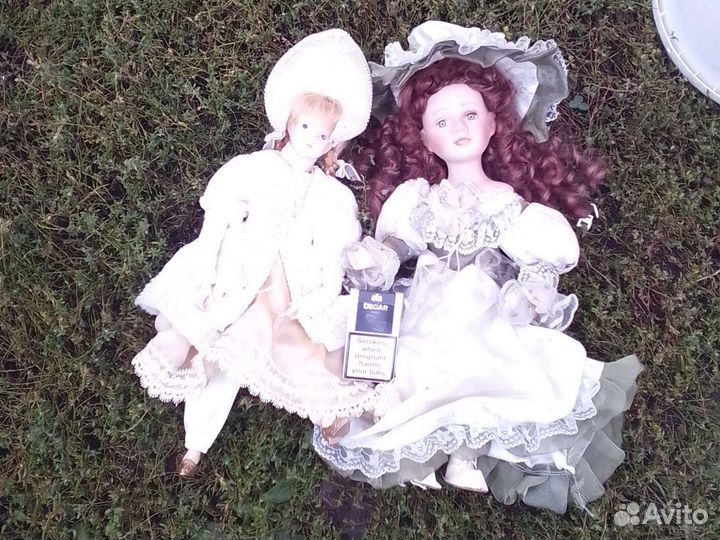 Куклы две штуки музыкальная и фарфоровая