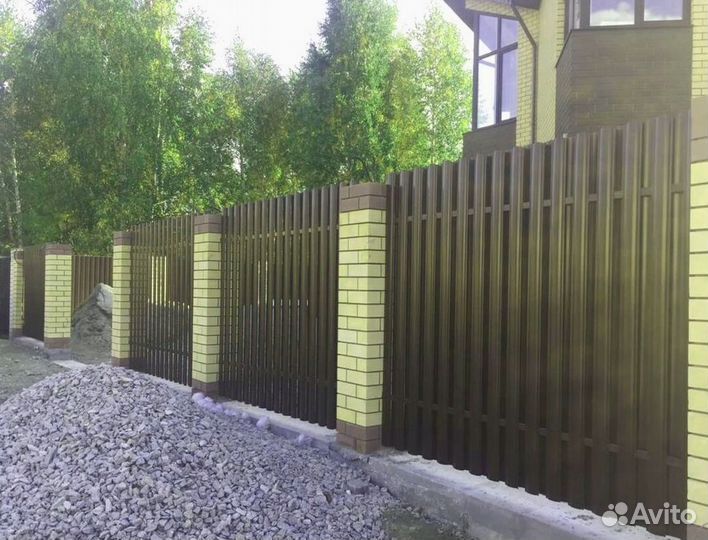 Заборы из евроштакетника под ключ новые