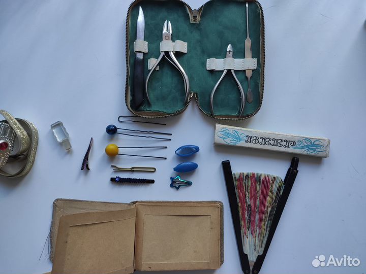 Веер, карты, заколки, косметика, ремни, пряжки