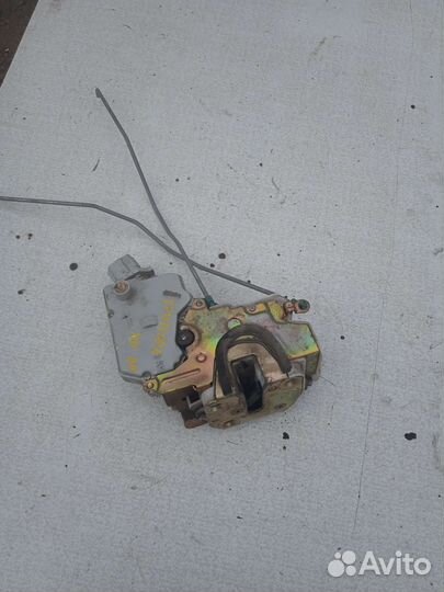 Замок двери передний правый Nissаn Рrimеra Ниcсан