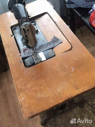 Швейная машинка с ножным приводом