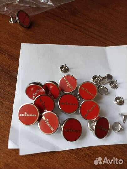 Пуговицы Kiton красные