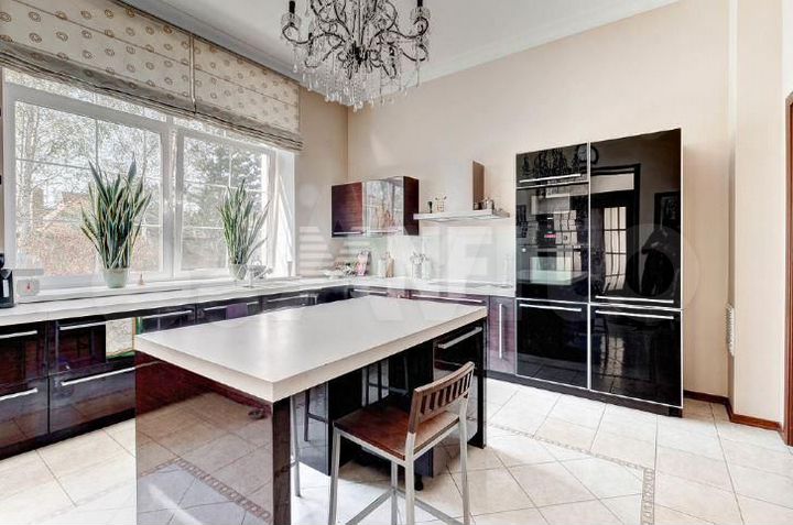 Дом 650 м² на участке 25 сот.