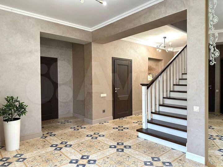 Дом 285 м² на участке 5,5 сот.