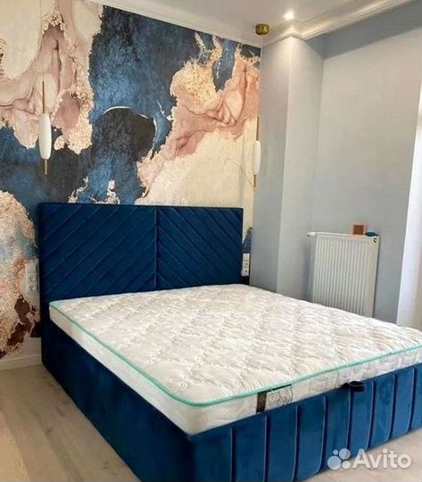 Двуспальная кровать с подъемным механизмом