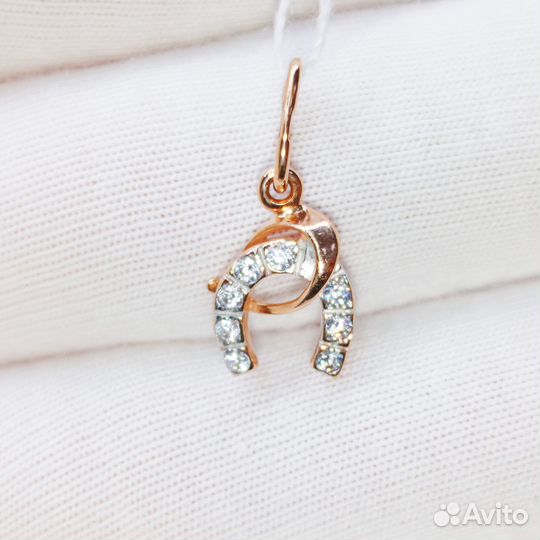 Золотая подвеска с камнем