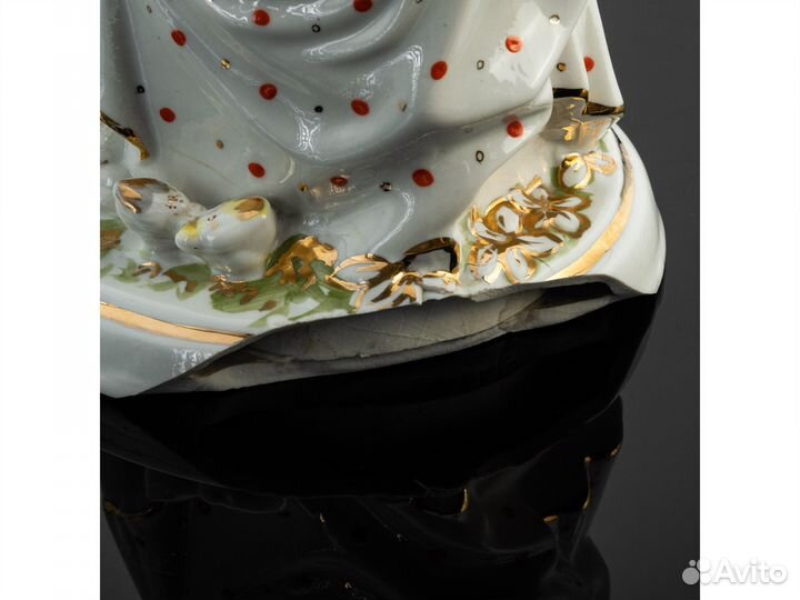 Статуэтка «Мама с ребенком, кормящая кур»