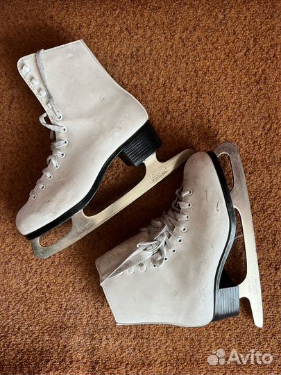 Коньки фигурные женские 38 размер