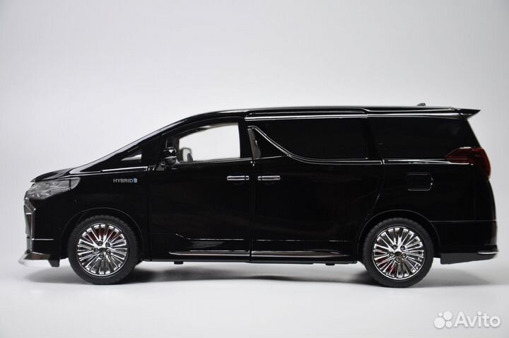 Модель автомобиля Toyota Alphard 1:18 металл