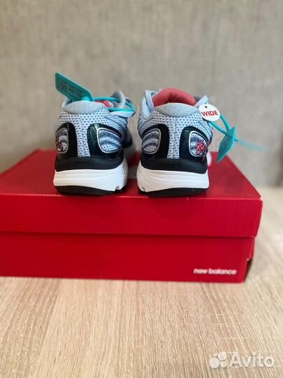 Кроссовки женские