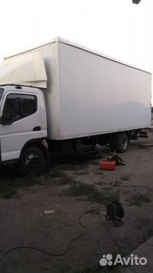 Водитель со своим грузовым авто