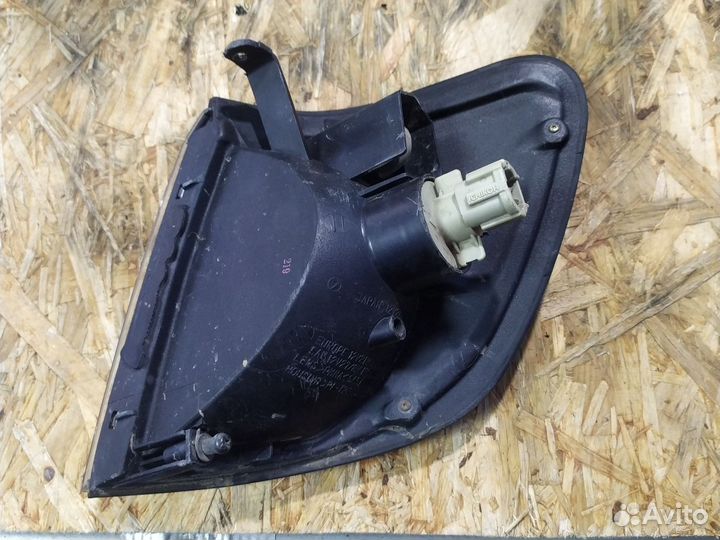 Поворотник правый Subaru forester 1999