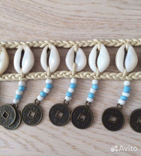 Пояс на бедра из ракушек каури и монеток