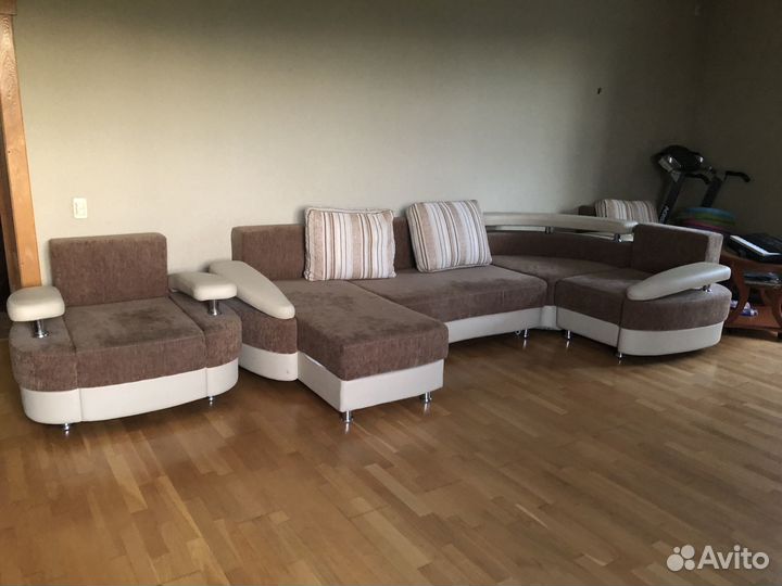 Диван с двумя креслами